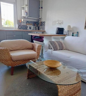Detached renovated cottage with a garden 3 min walk from the beach